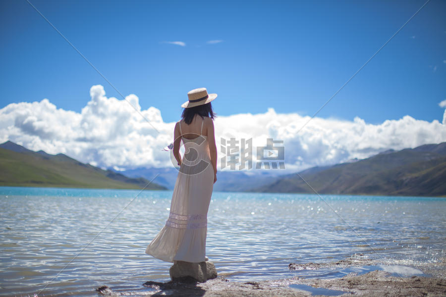 西藏羊湖羊卓雍措美景美女写真图片素材免费下载