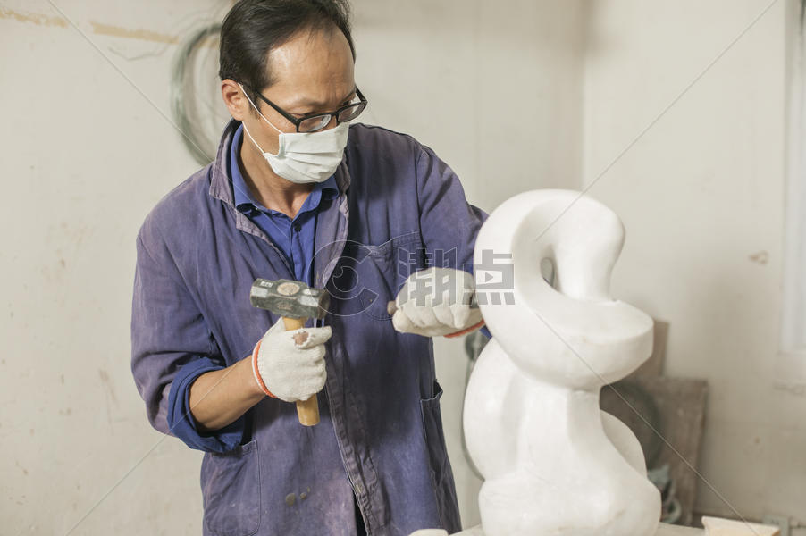 专注的石匠雕刻师傅在雕刻作品摄影图4064*2704图片素材免费下载-编号698052-潮点视频