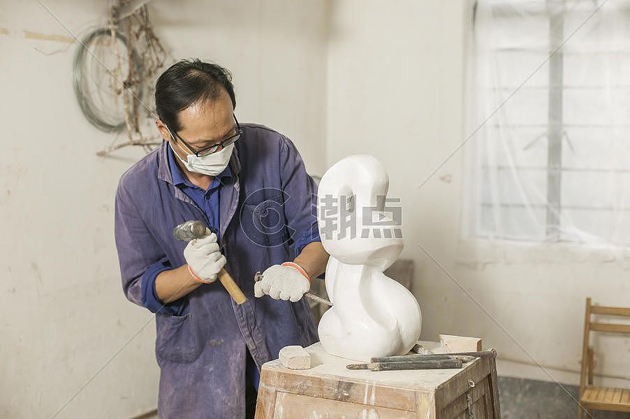 专注的石匠雕刻师傅在雕刻作品摄影图4064*2704图片素材免费下载-编号698053-潮点视频