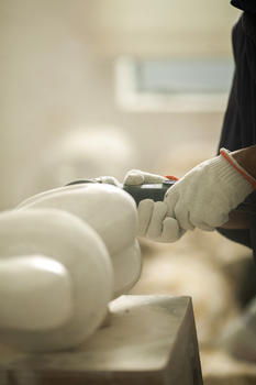 专注的石匠师傅在打磨石雕图片素材免费下载