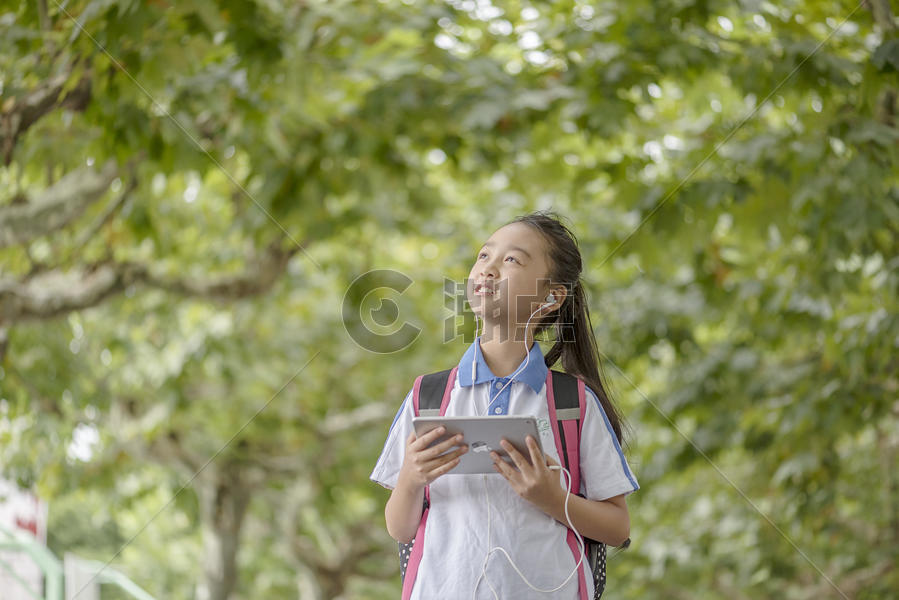 女孩使用平板远程学习图片素材免费下载
