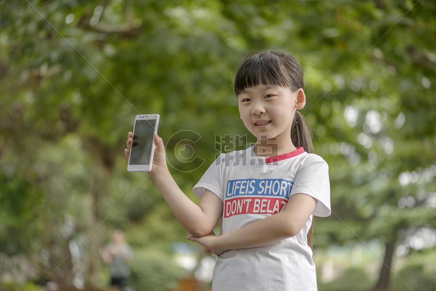 女孩与手机图片素材免费下载