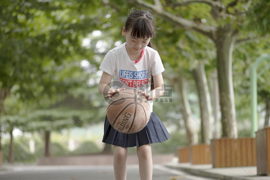 女孩与篮球图片素材免费下载