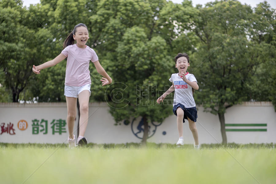 两个女生奔跑图片素材免费下载