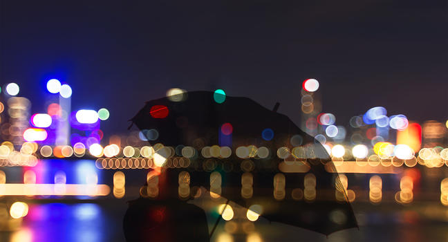 城市霓虹灯与孤独背影图片素材免费下载