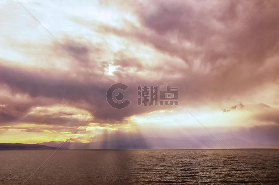 新疆赛里木湖日落耶稣光火烧云图片素材免费下载