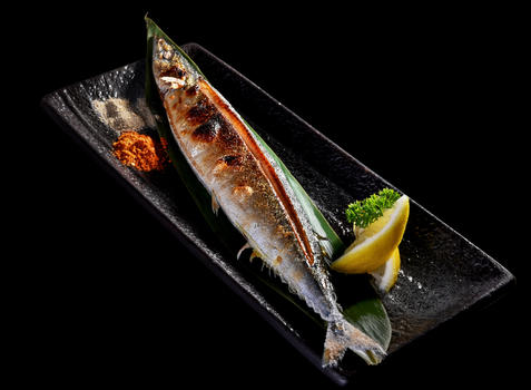 日式烤秋刀鱼图片素材免费下载