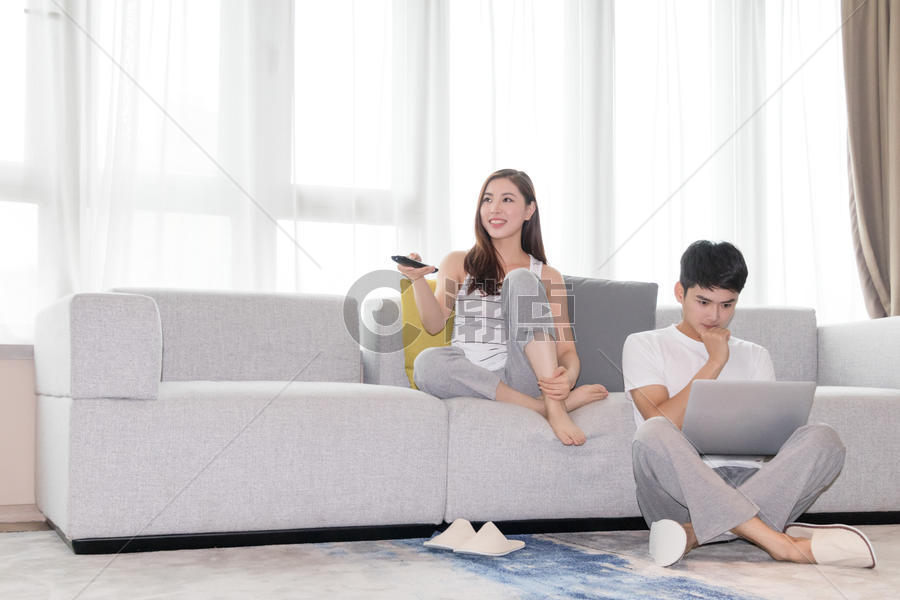 情侣在客厅沙发休闲放松图片素材免费下载