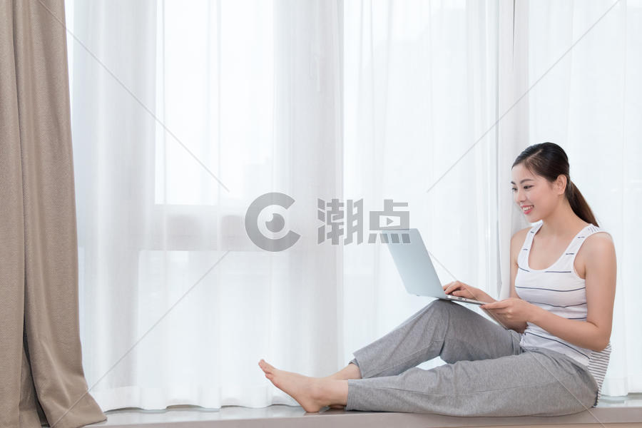年轻女子在家休闲使用电脑图片素材免费下载