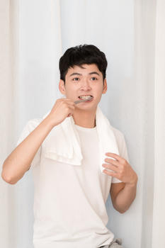 早上准备洗漱刷牙的年轻男性图片素材免费下载