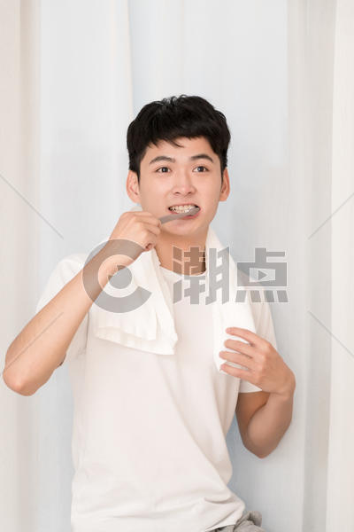 早上准备洗漱刷牙的年轻男性图片素材免费下载