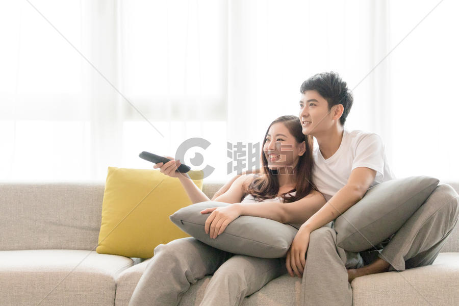 情侣在客厅沙发放松休闲看电视图片素材免费下载