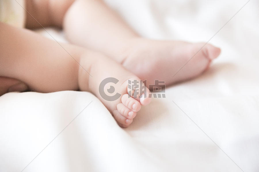 纯色背景婴儿的小脚图片素材免费下载