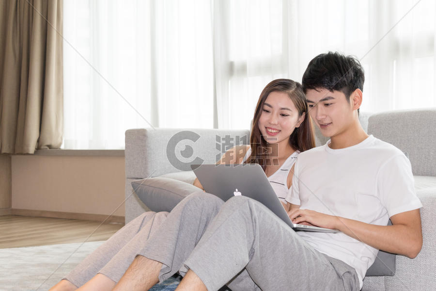 情侣在家客厅一起休闲放松网购购物图片素材免费下载