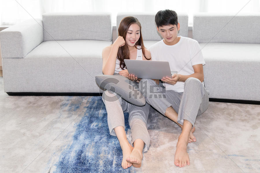 情侣在家客厅一起休闲放松网购购物图片素材免费下载