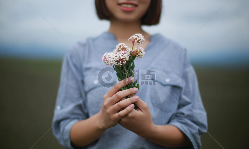 手捧狼毒花的少女图片素材免费下载