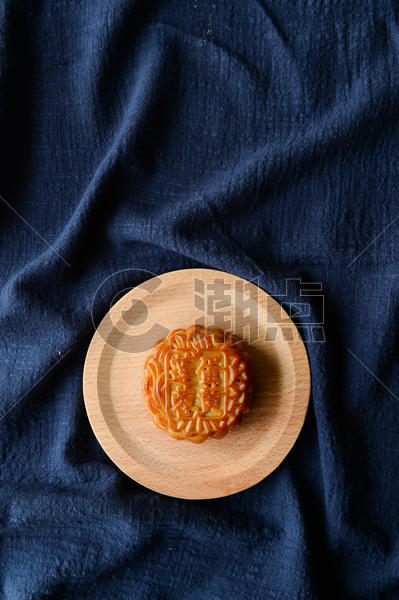 中秋节广式蛋黄莲蓉月饼图片素材免费下载