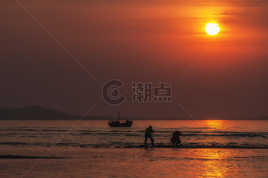 海边夕阳追影人图片素材免费下载