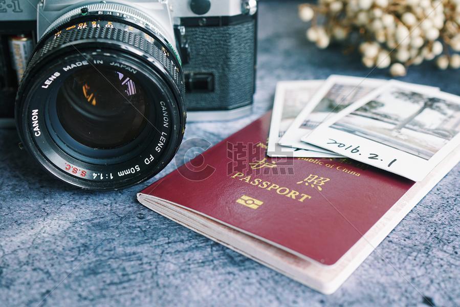 照相机护照出国游必备图片素材免费下载