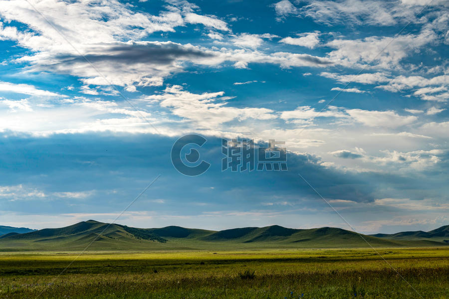 草原上的蓝天白云图片素材免费下载