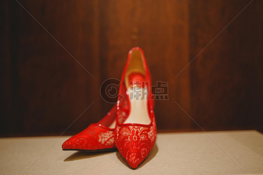 红色的鞋子图片素材免费下载