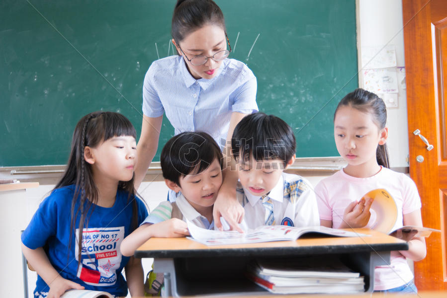 教师节老师与学生图片素材免费下载