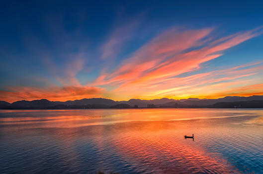 洱海清晨的彩霞倒映水中图片素材免费下载