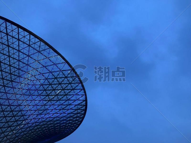 上海梅赛德斯奔驰文化中心广场建筑与天空图片素材免费下载