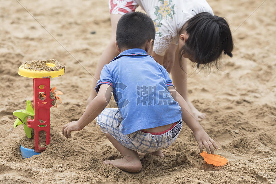 小朋友在沙滩上玩耍图片素材免费下载
