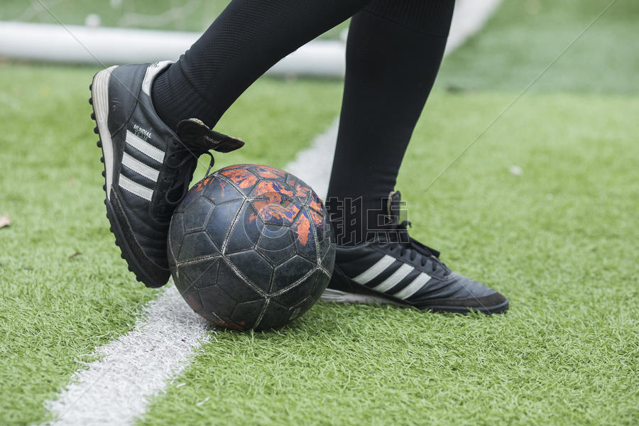 足球运动员在草坪上训练踢球图片素材免费下载