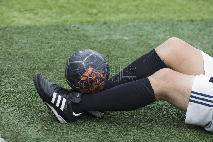 足球运动员在草坪上训练踢球图片素材免费下载
