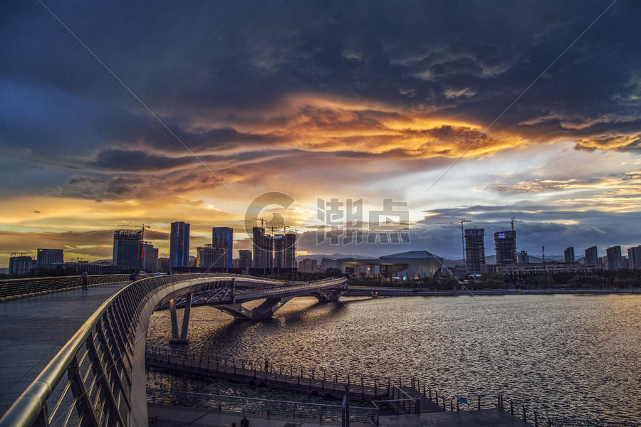 山西雨后城市中金色云彩下的桥图片素材免费下载
