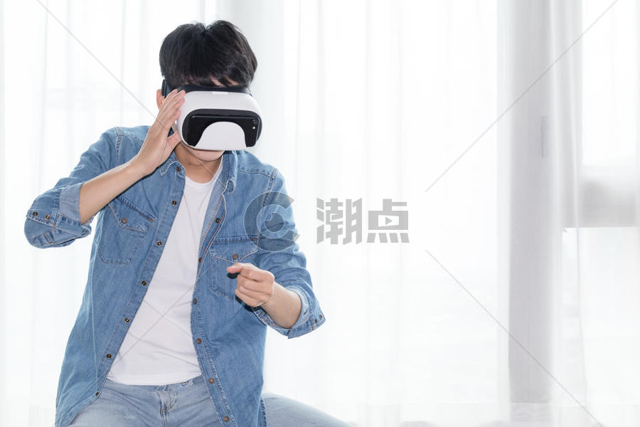 在客厅头戴vr眼镜体验虚拟现实的男士男人图片素材免费下载