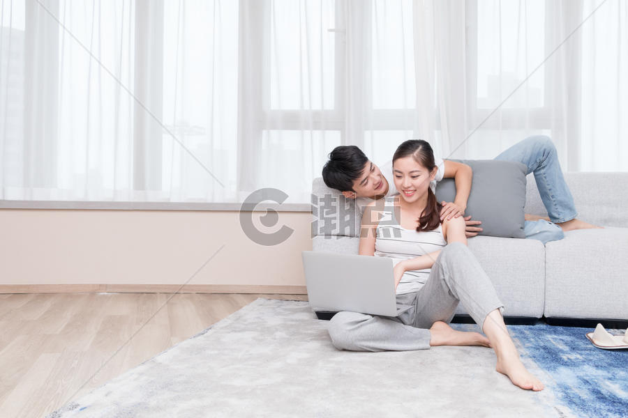 情侣夫妻居家放松在沙发上看电脑图片素材免费下载