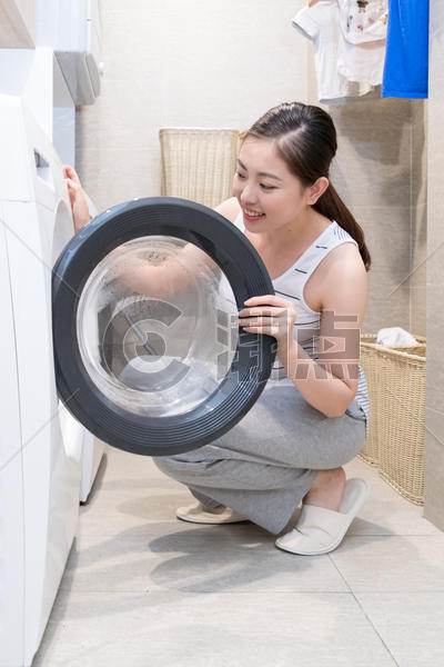 使用洗衣机洗衣服的家庭女性图片素材免费下载