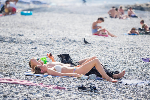 尼斯沙滩的休闲游客图片素材免费下载