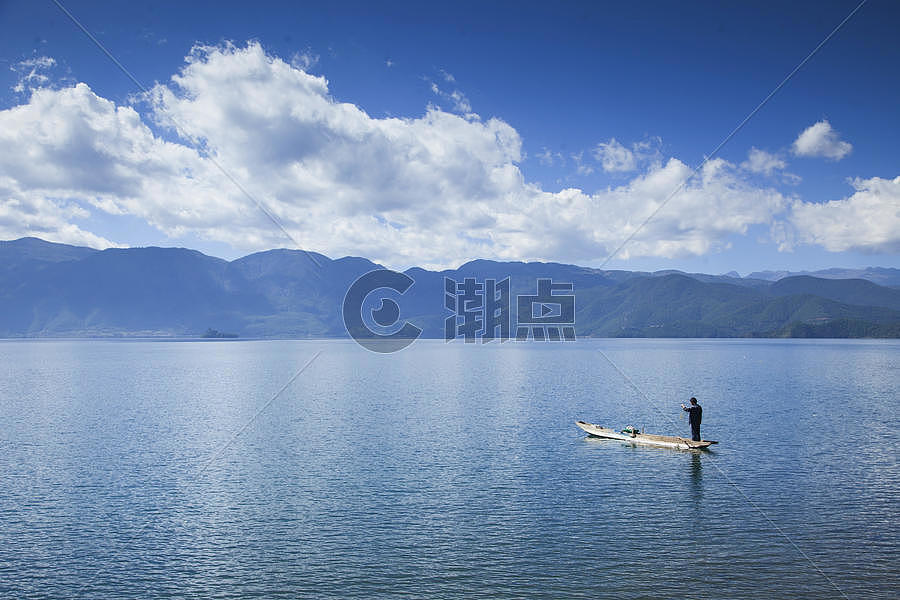旅行中拍到的泸沽湖和渔夫图片素材免费下载