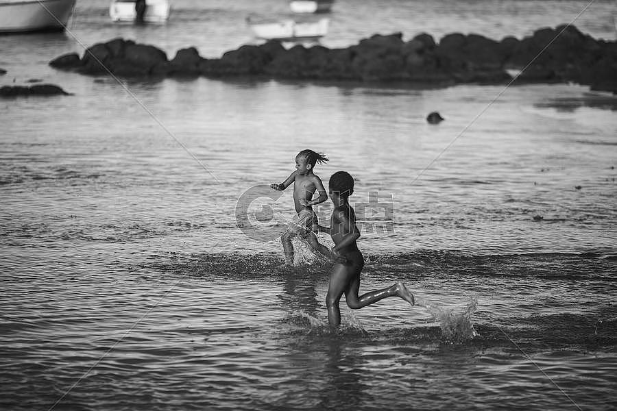 非洲旅行在海边拍到的孩子嬉水奔跑图片素材免费下载