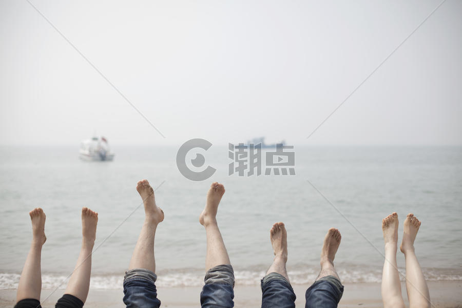 旅行中一家人在海边抬脚放松图片素材免费下载