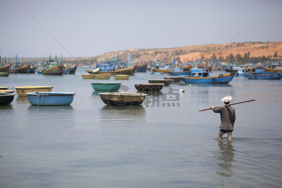 海边渔民在专注的劳作图片素材免费下载