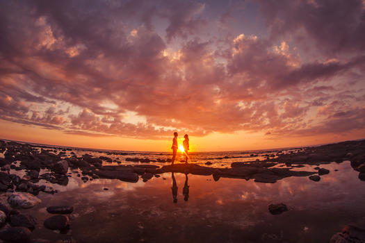 旅行中情侣在夕阳下浪漫对视图片素材免费下载