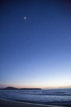 夜晚的海边月亮初升图片素材免费下载