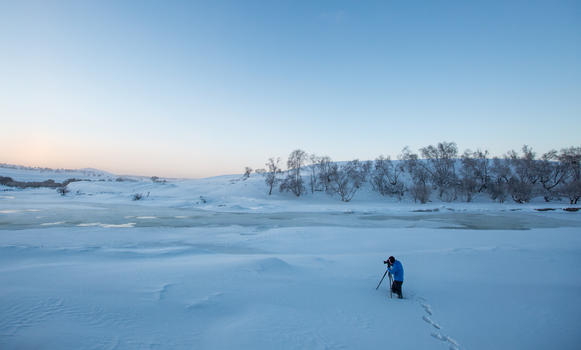 雪山上孤独的一个摄影人图片素材免费下载