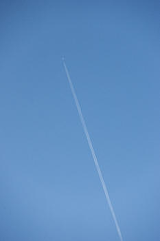 蓝天下飞机掠过图片素材免费下载