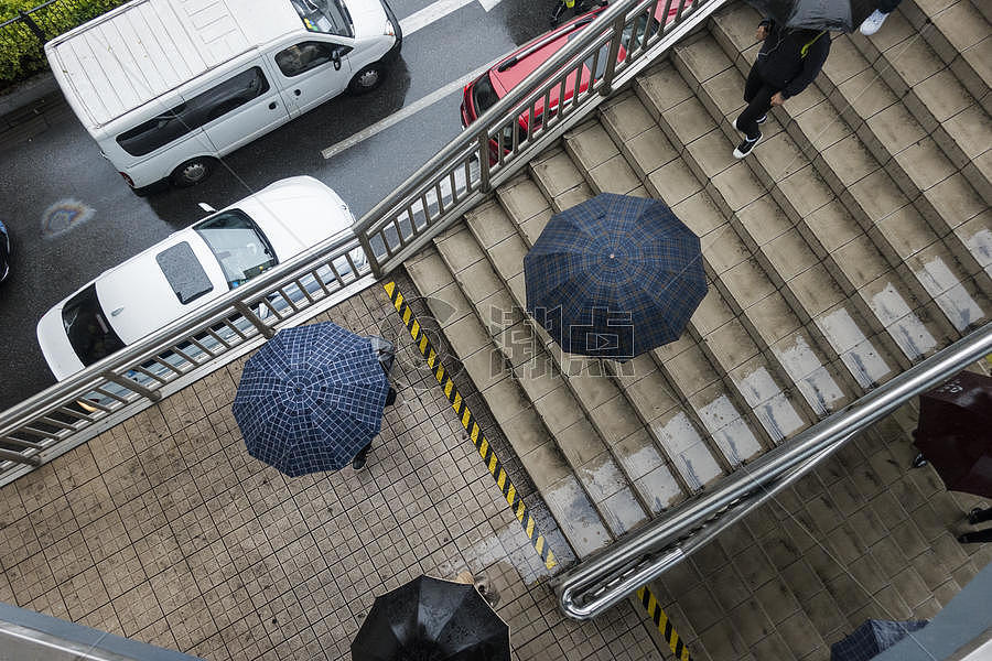 城市里雨天人们打着伞图片素材免费下载
