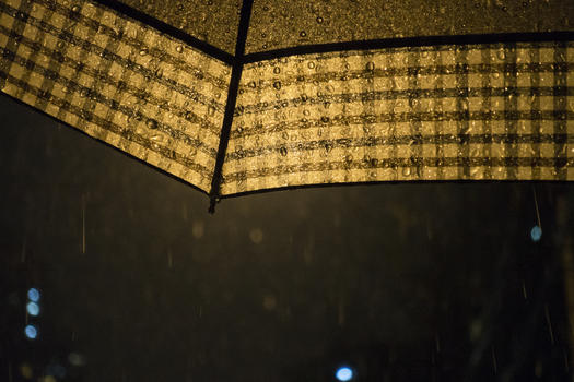 下雨天雨水和雨伞图片素材免费下载