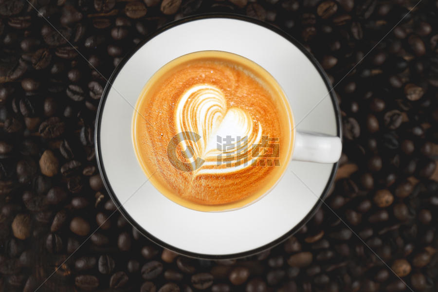 拉花咖啡杯与咖啡豆图片素材免费下载