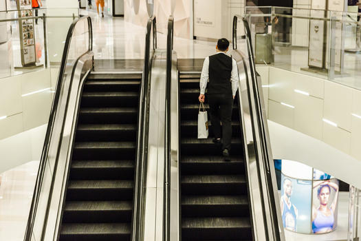 商场男人购物坐扶梯图片素材免费下载