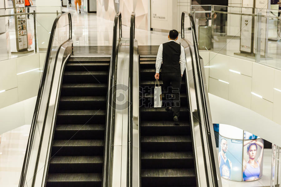 商场男人购物坐扶梯图片素材免费下载