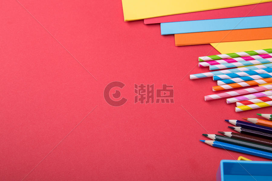彩色吸管和铅笔加复印纸的桌面摆放图片素材免费下载
